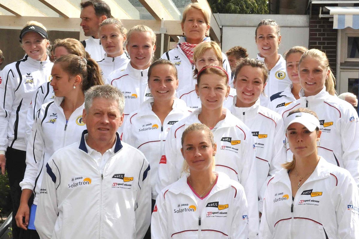 Teamfoto mit den Spielerinnen von Bocholt (im Vordergrund) und Moers